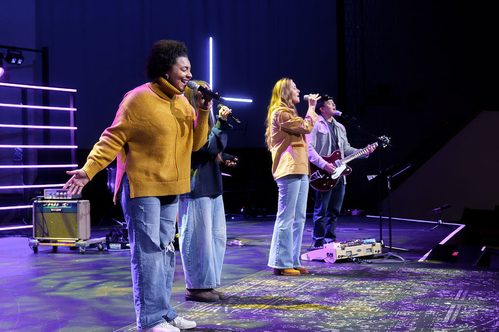 26Worship05 Landscape Placeholder